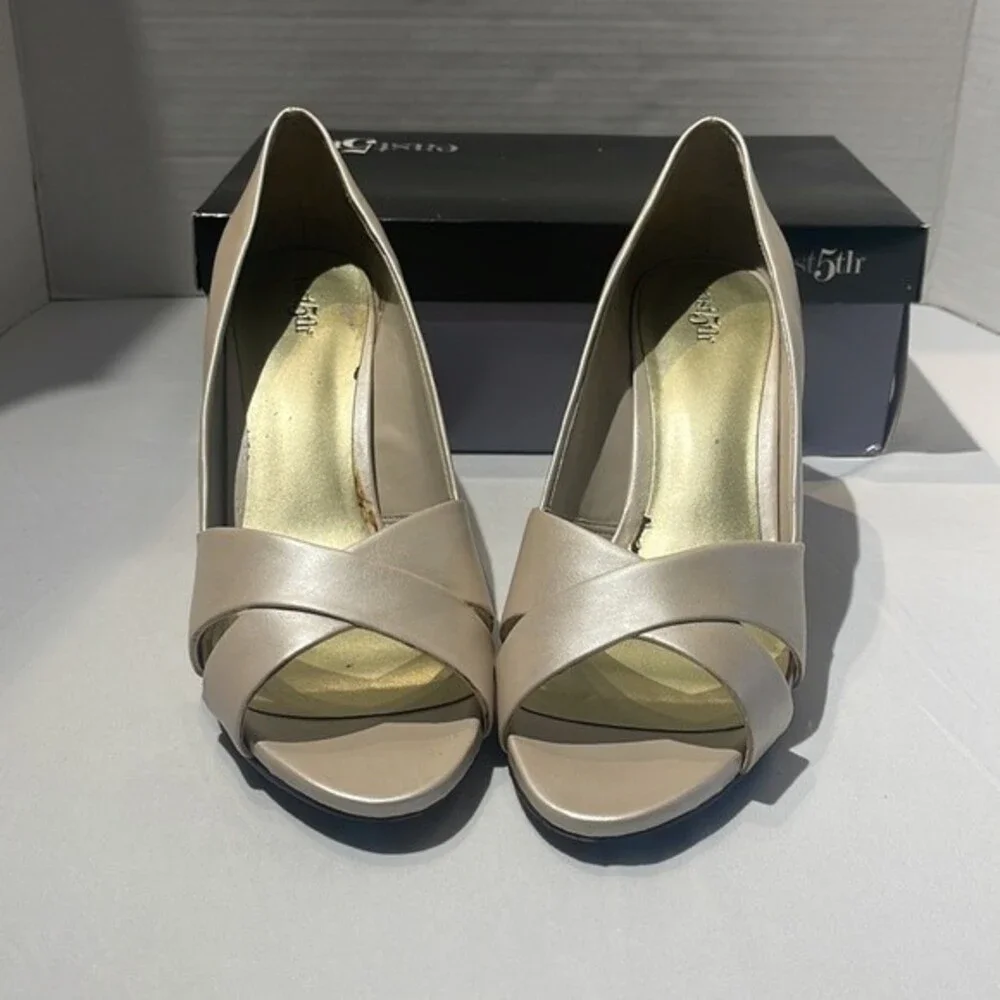 East 5th Savannah Shoes Size 9.5 Bone color